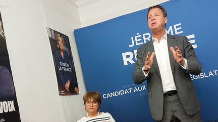 Jérôme Rivière et sa suppléante Chantal Lopez, le 19 mai 2017 lors d'une réunion de circonscription à Brignoles (Var). (ILAN CARO / FRANCEINFO)