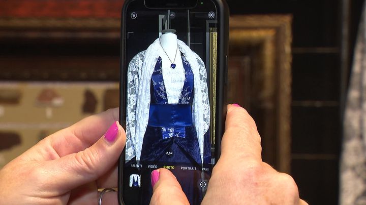 Des robes, des costumes d'époque sont exposés, ici avec le célèbre pendentif Coeur de l'océan. (France 3 Hauts de France)