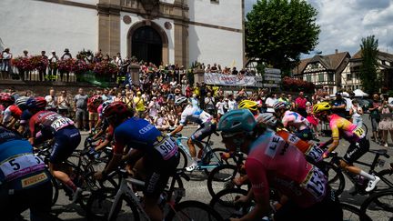 Le peloton lors de la 7e et avant-dernière étape du Tour de France féminin. (JEFF PACHOUD / AFP)