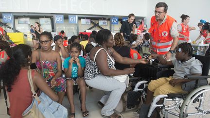 Des membres de la Croix-Rouge après le passage de l'ouragan Irma à Saint-Martin, le 9 septembre 2017. (HELENE VALENZUELA / AFP)