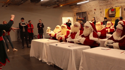 Royaume-Uni : visite guidée de l'école des Pères Noël