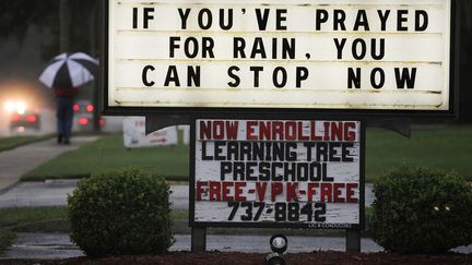 Un message faisant r&eacute;f&eacute;rence au passage de la temp&ecirc;te Debby est r&eacute;dig&eacute; devant une &eacute;glise baptiste &agrave; Jacksonville (Floride), le 25 juin 2012. (KELLY JORDAN / AP / SIPA)