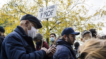 Des personnes se rassemblent le 18 octobre 2020 place de la République, à Paris, en hommage à Samuel Paty, professeur d'histoire-géographie de Conflans-Sainte-Honorine, décapité à la sortie de son collège. (DENIS MEYER / HANS LUCAS / AFP)