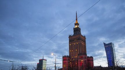 Le Palais de la culture et de la science aux couleurs de la Belgique, à Varsovie (Pologne), le 22 mars 2016. (MACIEJ LUCZNIEWSKI / NURPHOTO / AFP)