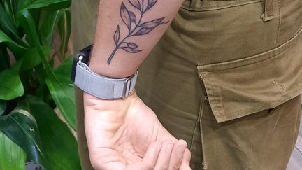 Mirel, soldat israélien réserviste, montre son tatouage réalisé un mois après les attaques du 7-Octobre. (HAJERA MOHAMMAD / RADIO FRANCE)