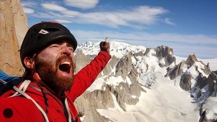 Sean Villanueva O’ Driscoll, au sommet de l'une des sept aiguilles du Fitz Roy dans les Andes. (CAPTURE D'ECRAN INSTAGRAM)