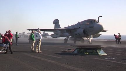 Des avions de l'arm&eacute;e am&eacute;ricaine intervenant en Irak et en Syrie, le 26 septembre 2014. ( US NAVY / AFP )