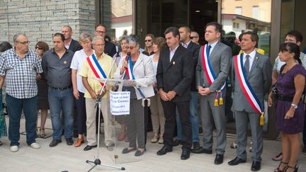 Des &eacute;lus de Saint-Quentin-Fallavier (Is&egrave;re), rassembl&eacute;s devant l'h&ocirc;tel de ville de la commune, le 27 juin 2015, au lendemain de l'attentat qui a vis&eacute; une usine de la zone industrielle locale. (MARIUS BECKER / DPA / AFP)