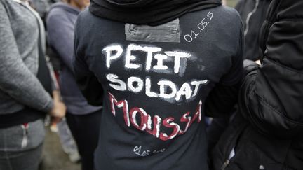 Une r&eacute;sidente de Trappes (Yvelines) lors d'une marche blanche en hommage &agrave; Moussa, le 2 mai 2015. (KENZO TRIBOUILLARD / AFP)