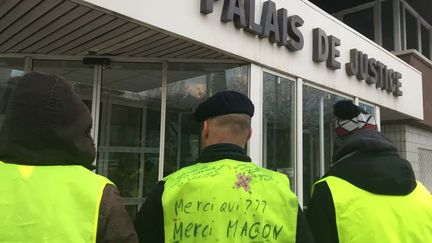 Des "gilets jaunes" étaient venus au tribunal pour soutenir leur camarade condamné après une opération escargot. (Valentine Letesse / RADIO FRANCE)