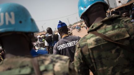 La gendarmerie patrouille avec les forces de la mission des Nations unies en Centrafrique (Minusca) au PK5, le quartier commerçant à prédominance musulmane de Bangui, le 7 janvier 2020. (FLORENT VERGNES / AFP)