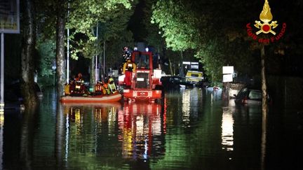 Les pompiers italiens interviennent à Campi Bisenzio, près de Florence, après le passage de la tempête Ciaran, vendredi 3 novembre 2023. (VIGILI DEL FUOCO / AFP)