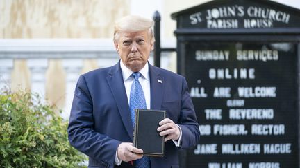 Donald Trump a mis en vente des Bibles à 60 dollars l'unité. (WHITE HOUSE / MAXPPP)