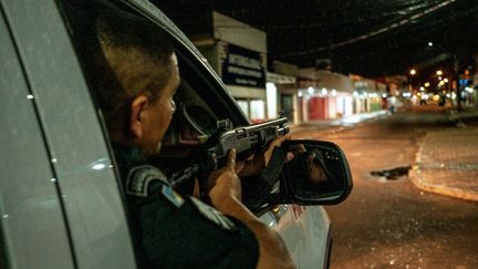 Des patrouilles de police à Pacaraima, à la frontière entre le Brésil et le Vénézuela, le 29 novembre 2019.&nbsp; (BRUNO MANCINELLE / AFP)