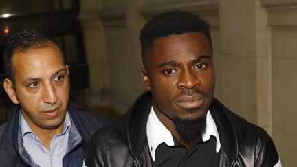 Serge Aurier, lors de son passage au tribunal, à Paris, le 26 septembre. (PATRICK KOVARIK / AFP)