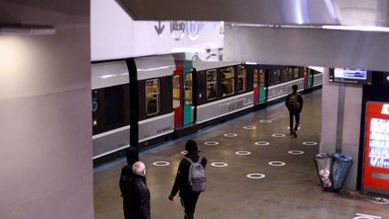 Une rame du RER B arrêtée Gare du Nord à Paris. (AURELIEN ACCART / FRANCEINFO / RADIOFRANCE)