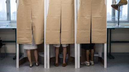 Des électeurs au second tour de la présidentielle, dans le bureau de Hong Kong, le 7 mai 2017. (DALE DE LA REY / AFP)