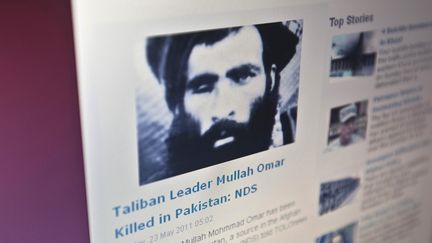 Un portrait du mollah Omar sur le site d'information afghan "Tolonews", le 23 mai 2011. (AHMAD MASOOD / REUTERS)