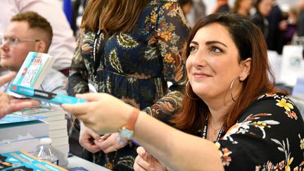 L'écrivaine Virginie Grimaldi à la foire aux livres de Brive (Corrèze), le 9 novembre 2018. (STEPHANIE PARA / MAXPPP)