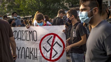 Des milliers de manifestants sont descendus dans les rues d'Athènes pour demander la condamnation des dirigeants du parti d'extrème droite grec Aube dorée (7 octobre 2020). (ANGELOS TZORTZINIS / AFP)