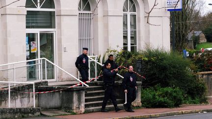 Des policiers &agrave; l'entr&eacute;e du commissariat de Jou&eacute;-l&egrave;s-Tours (Indre-et-Loire), attaqu&eacute; la veille par Bertrand Nzohabonayo, le 21 d&eacute;cembre 2014. ( ALAIN PISTORESI / NICE MATIN / MAXPPP)