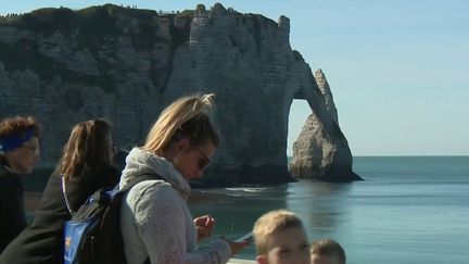 Lors de ce week-end du 16 et 17 octobre, c'est l'été indien dans l'hexagone et les Français comptent bien en profiter. (Capture d'écran France 3)