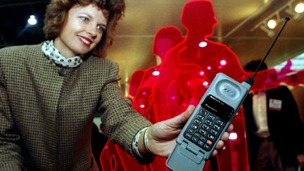 Linda Billhymer, cadre de Motorola, pr&eacute;sente un t&eacute;l&eacute;phone du groupe en 1994, &agrave; Las Vegas (Nevada).&nbsp; (STR NEW / REUTERS )