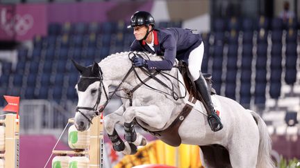 Christopher Six&nbsp;dans l'épreuve olympique du saut d'obstacles, lors du concours complet par équipes, le 2 août 2021. (KAI FOERSTERLING / EFE via MaxPPP)