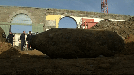 Une bombe de la Seconde guerre mondiale d&eacute;couverte sur le chantier des Capucins &agrave; Brest et d&eacute;samorc&eacute;e le 5 octobre 2014. ( FRANCE 3 BRETAGNE / FRANCETV INFO)