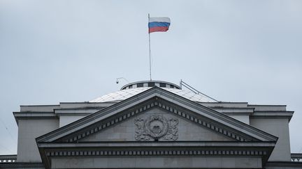 The pediment of the Russian embassy in Warsaw, Poland, on October 15, 2022. (PIOTR LAPINSKI / NURPHOTO / AFP)