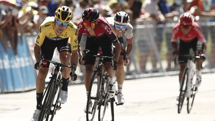 Primoz Roglic (Jumbo-Visma) devant Egan Bernal (INEOS), lors du Tour de l'Ain. (GUILLAUME HORCAJUELO / EPA)