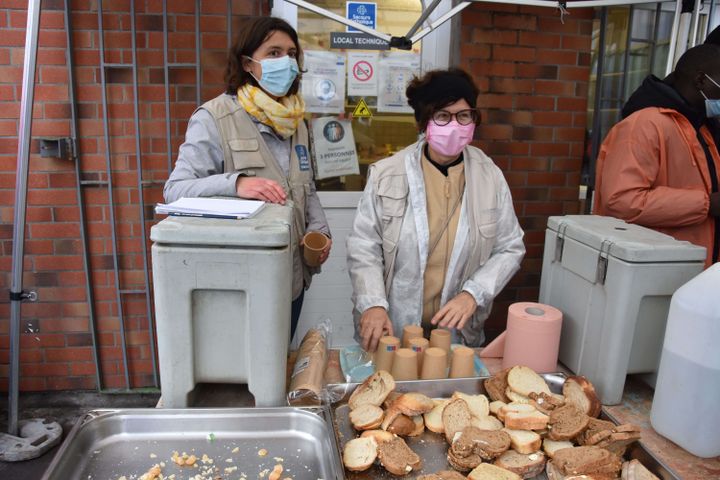 Clémence et Annick, toutes deux bénévoles, distribuent des sandwichs à l'accueil de jour du Secours catholique, le 1er décembre 2021 à Calais (Pas-de-Calais).&nbsp; (JULIETTE CAMPION / FRANCEINFO)