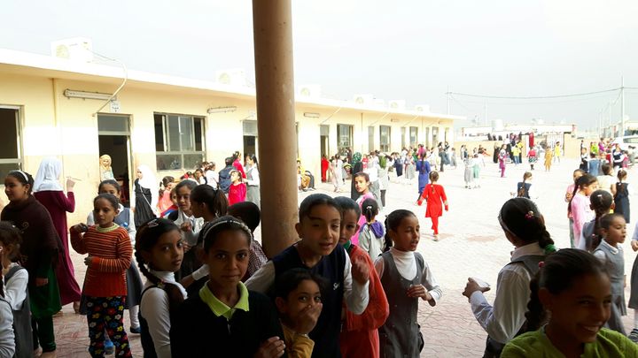 Dans le camp de Dibaga, au sud de Mossoul, des humanitaires et des enseignants eux-mêmes déplacés ont improvisé une école. Pas de livres, très peu de matériel, mais les enfants s’y pressent chaque après-midi. (MATHILDE LEMAIRE / RADIO FRANCE)