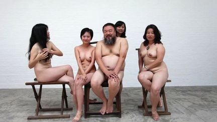 L'artiste dissident chinois Ai Weiwei (C) pose nu en compagnie de quatre &eacute;tudiantes, le 21 novembre 2011. (REUTERS)