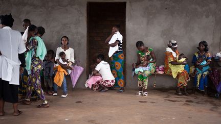 En Centrafrique le 14 février 2018, de jeunes mères attendent pour peser leurs enfants à la maternité de Boali, qui ne dispose pas d’eau courante et&nbsp;où n'exerce qu'un seul médecin. (FLORENT VERGNES / AFP)