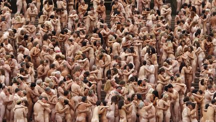 Environ 5 000 volontaires posent nus pour l'artiste Spencer Tunick, devant l'op&eacute;ra de Sydney (Australie), le 1er mars 2010. (TIM WIMBORNE / REUTERS)