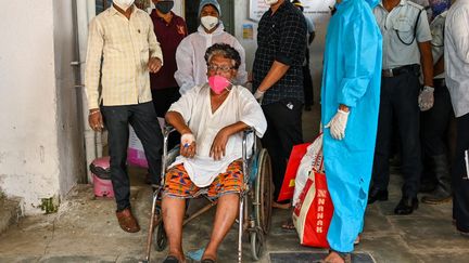 Le personnel de l'hôpital Vijay Vallabh à Bombay (Inde)&nbsp;transfère une patiente après qu'un incendie s'est déclaré dans l'établissement, le 23 avril 2021. (PUNIT PARANJPE / AFP)