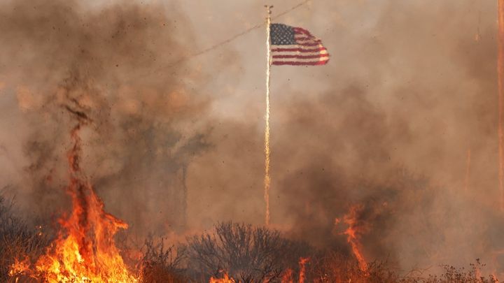 Un incendie dans la vallée de Moreno, en Californie (Etats-Unis), le 14 juillet 2023. (DAVID SWANSON / AFP)