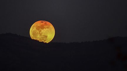 Eclipse de Lune du 31 janvier 2018 sur les montagnes entre la Syrie et la Turquie (RADIO FRANCE / OZAN KOSE / AFP)