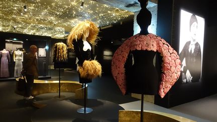 Exposition "Shocking ! Les mondes surréalistes d’Elsa Schiaparelli" au MAD à Paris : à droite look automne-hiver&nbsp;2021-2022&nbsp;Schiaparelli (Corinne jeammet)