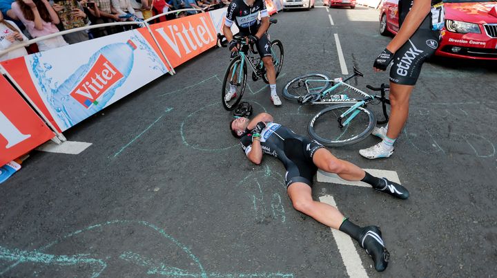 Le Britannique Mark Cavendish apr&egrave;s sa chute sur la 1re &eacute;tape du Tour de France, le 5 juillet 2014 &agrave; Harrogate (Royaume-Uni). (DE WAELE TIM / TDWSPORT SARL / AFP)