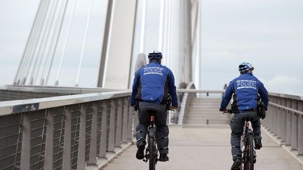 Deux policiers sur la "Passerelle des Deux Rives" &agrave; Strasbourg (Bas-Rhin), sur la fronti&egrave;re entre la France et l'Allemagne.&nbsp; (FREDERICK FLORIN / AFP)