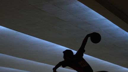 Un membre de l'&eacute;quipe indon&eacute;sienne de bowling lors des Jeux du Sud-est asiatique &agrave; Jakarta (Indon&eacute;sie), le 18 novembre 2011. (CAMERON SPENCER / GETTY IMAGES)