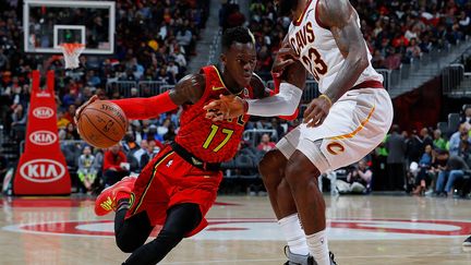 Dennis Schroder (Atlanta) attaque le cercle et LeBron James (Cleveland)