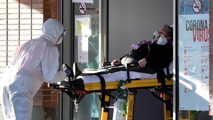 Un malade du Covid-19 arrive à l'hôpital de Leganes (Espagne), le 26 mars 2020. (JAVIER SORIANO / AFP)