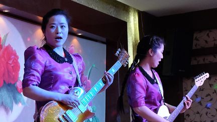 Un girl band nord-coréen, inspiré des célèbles Morabong en concert dans un hôtel de Yanji, au Nord-Est de la province chinois du Jilin, le 26 juin 2015.
 (GREG BAKER / AFP)