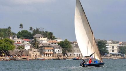 Les vieilles maisons et les bateaux de pêche sur le front de mer de Lamu au Kenya, en avril 2011. (ANTOINE LORGNIER / ONLY WORLD / AFP)