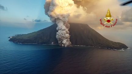 Le volcan Stromboli en éruption, le 5 juillet 2024, en Sicile (Italie). (VIGILI DEL FUOCO / AFP)