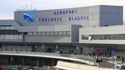 Des passagers ont &eacute;t&eacute; conduits &agrave; l'h&ocirc;pital &agrave; leur arriv&eacute;e &agrave; l'a&eacute;roport Toulouse-Blagnac, le 28 novembre 2013. (  MAXPPP)