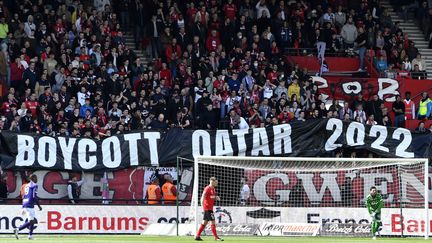 Une banderole&nbsp;appelant au&nbsp;boycott de la coupe du monde au Qatar, dans le stade de&nbsp;Guingamp.&nbsp; (PHILIPPE RENAULT / MAXPPP)